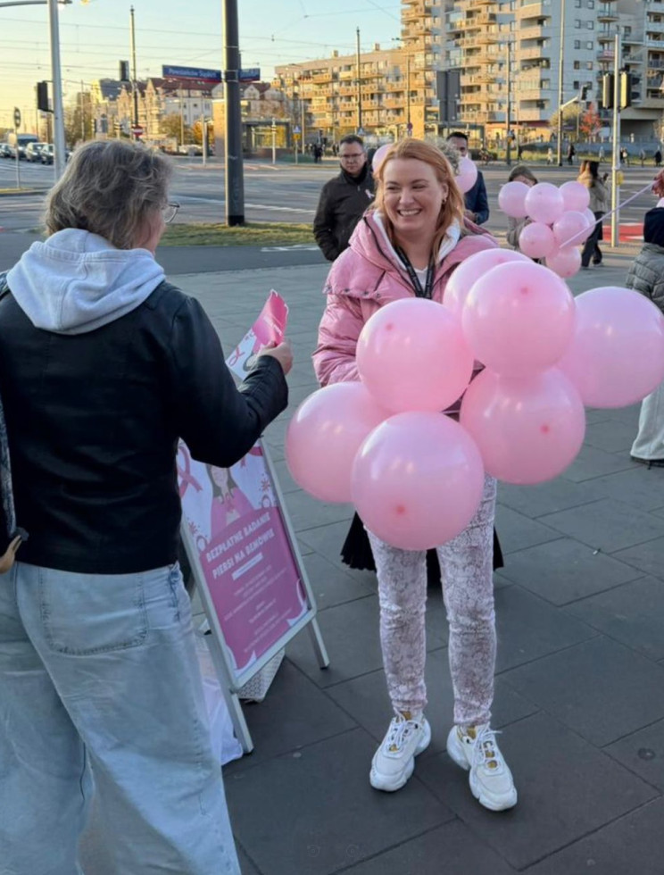 Monika Ślusarczyk na akcji profilaktycznej — różowe balony